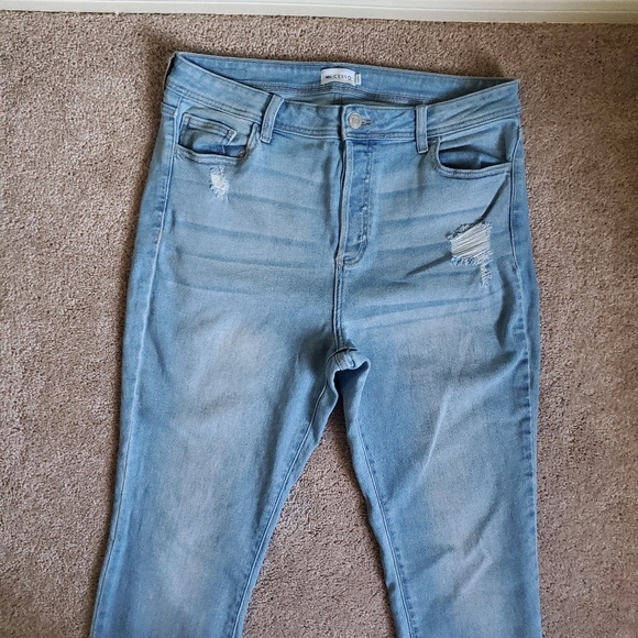 Medium wash jeans - Picture 2 of 3